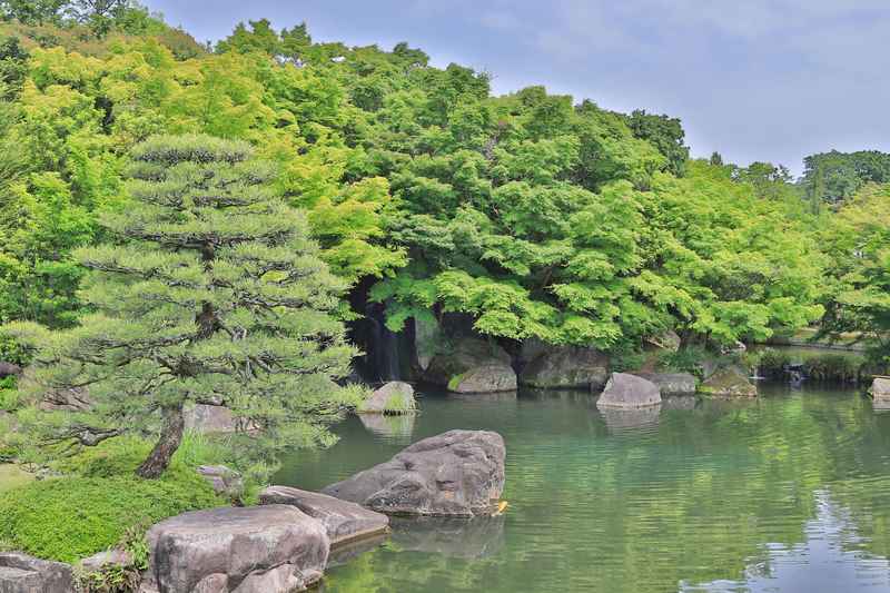 Verken de schoonheid van de Koko-en tuin in Japan met jeugdreizen naar Japan – een serene plek voor ontspanning.
