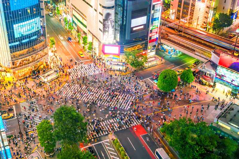 Ervaar de bruisende sfeer van Shibuya Crossing, een iconisch moment van je jeugdreizen naar Japan, waar de stad tot leven komt.